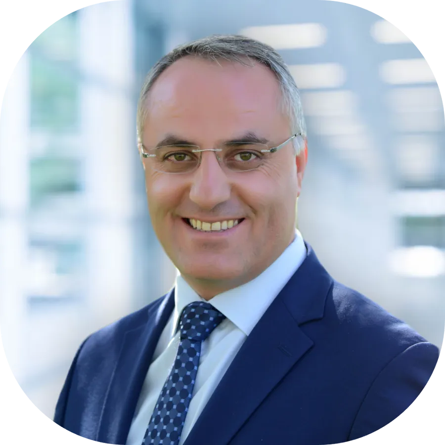 Genel Başkan Mehmet Özmen, öğretmenliğin toplumları ileriye taşıyan en temel dinamizm olduğunu belirterek: “Öğretmenler; kültürün taşıyıcısı, sanatın rehberi, medeniyetin kurucusudur. Geleceğimizin ilmek ilmek işlenişinde öğretmenlerimizin payı ölçülemez. Öğretmenler Günü’nü, bilgi sevdalıları bu büyük emek ordusuna olan saygımızla kutluyoruz.”