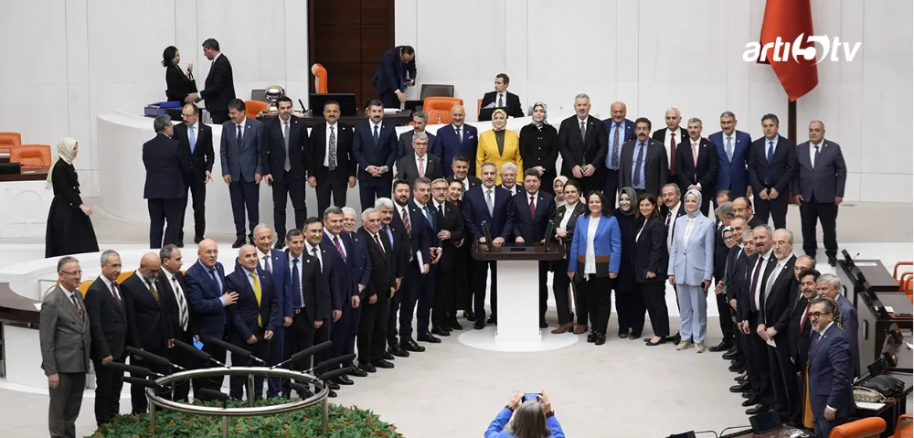 Meclis’te Beklenmedik İşbirliği: Bakanların Selfiesini Muhalefet Çekti!