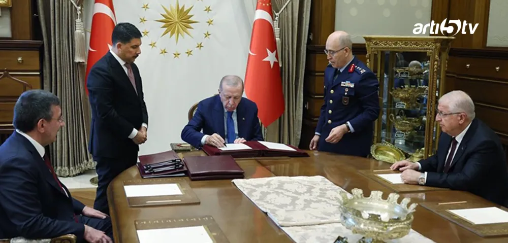 YAŞ Kararları Açıklandı: Yeni Genelkurmay Başkanı Selçuk Bayraktaroğlu Oldu!